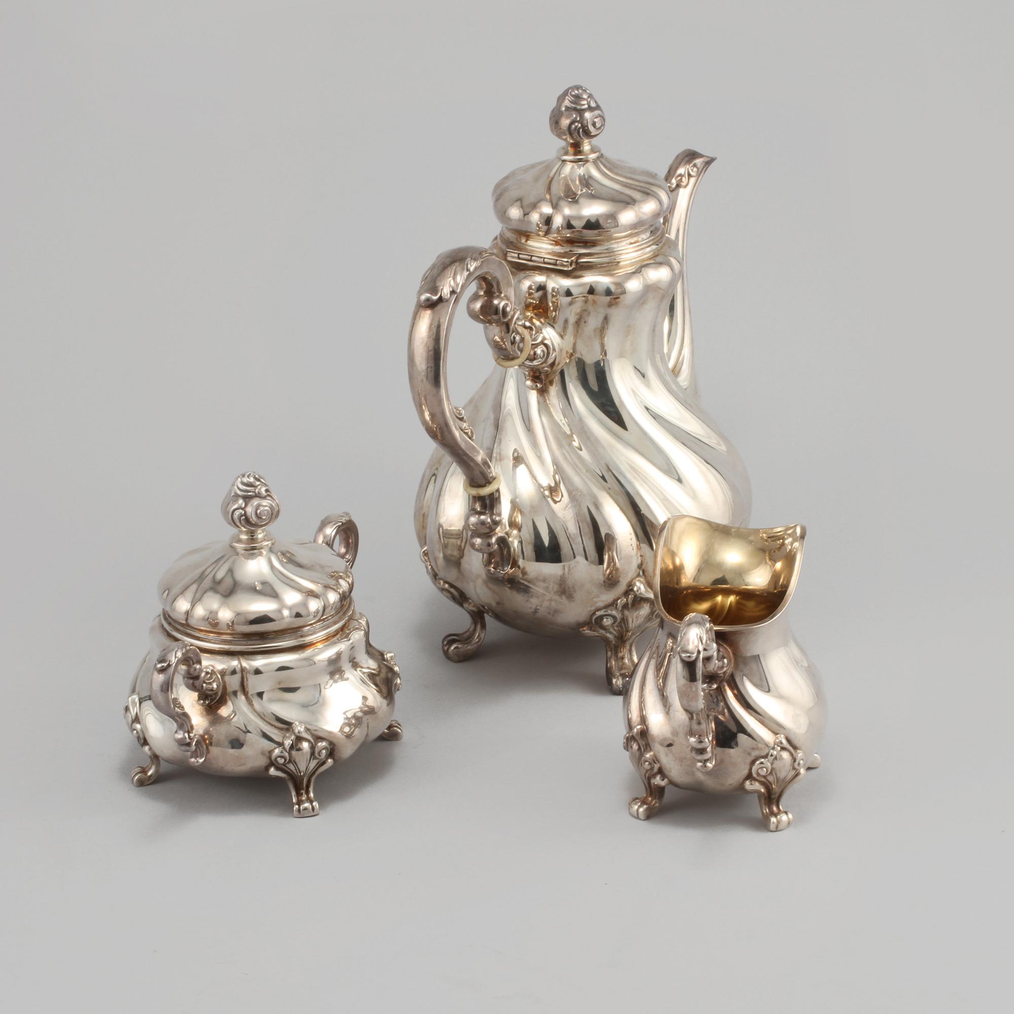 KAFFESERVIS, tre delar, silver, nyrokokostil, 1900-talets mitt, vikt 1177 gram.