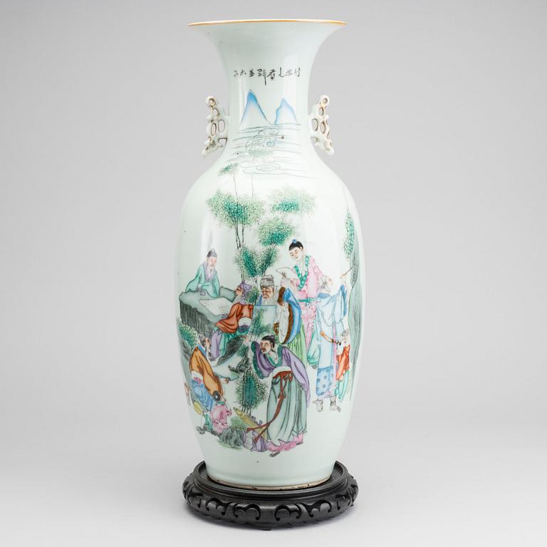 A Chinese porcelain urn around 1900.