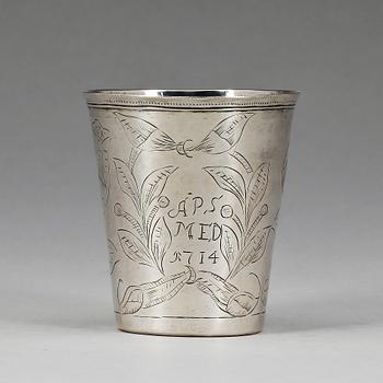 BÄGARE, silver, dat 1714 enligt gravyr. Vikt 92 g.