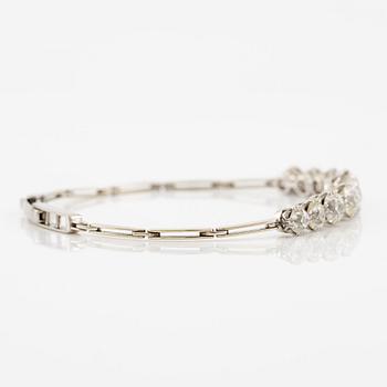 Armband, 18K vitguld och nio gammalslipade diamanter.