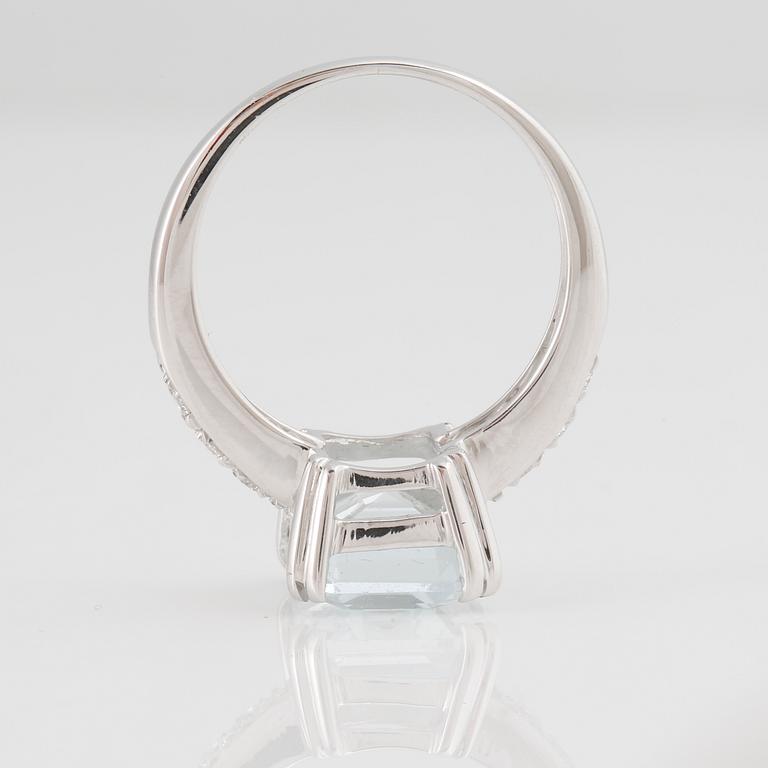 RING, med fasettslipad akvamarin ca 1.90 ct och 6 briljantslipade diamanter ca 0.10 ct.