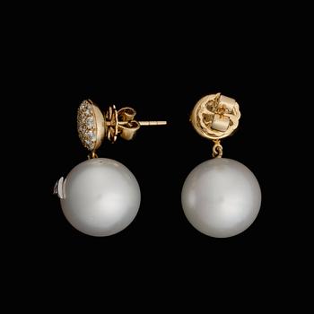 A PAIR OF EARRINGS, cultured South Sea pearls,  brilliant cut diamonds, 18K gold.