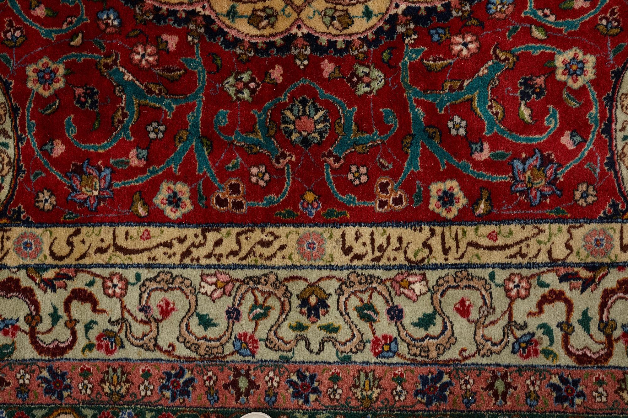 Matta, semiantik Täbris, signerad ca 335,5 x 256,5 - 261,5 cm.