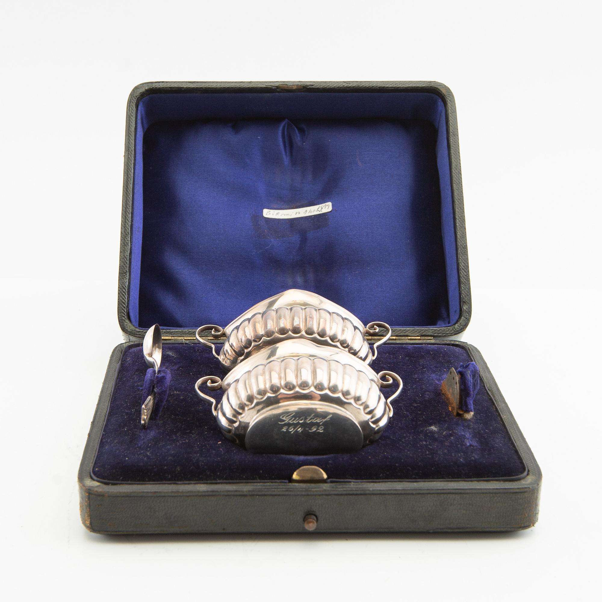 A pair of salt cellars and a spoon, silver, Minshull & Latimer, Birmingham, 1899.