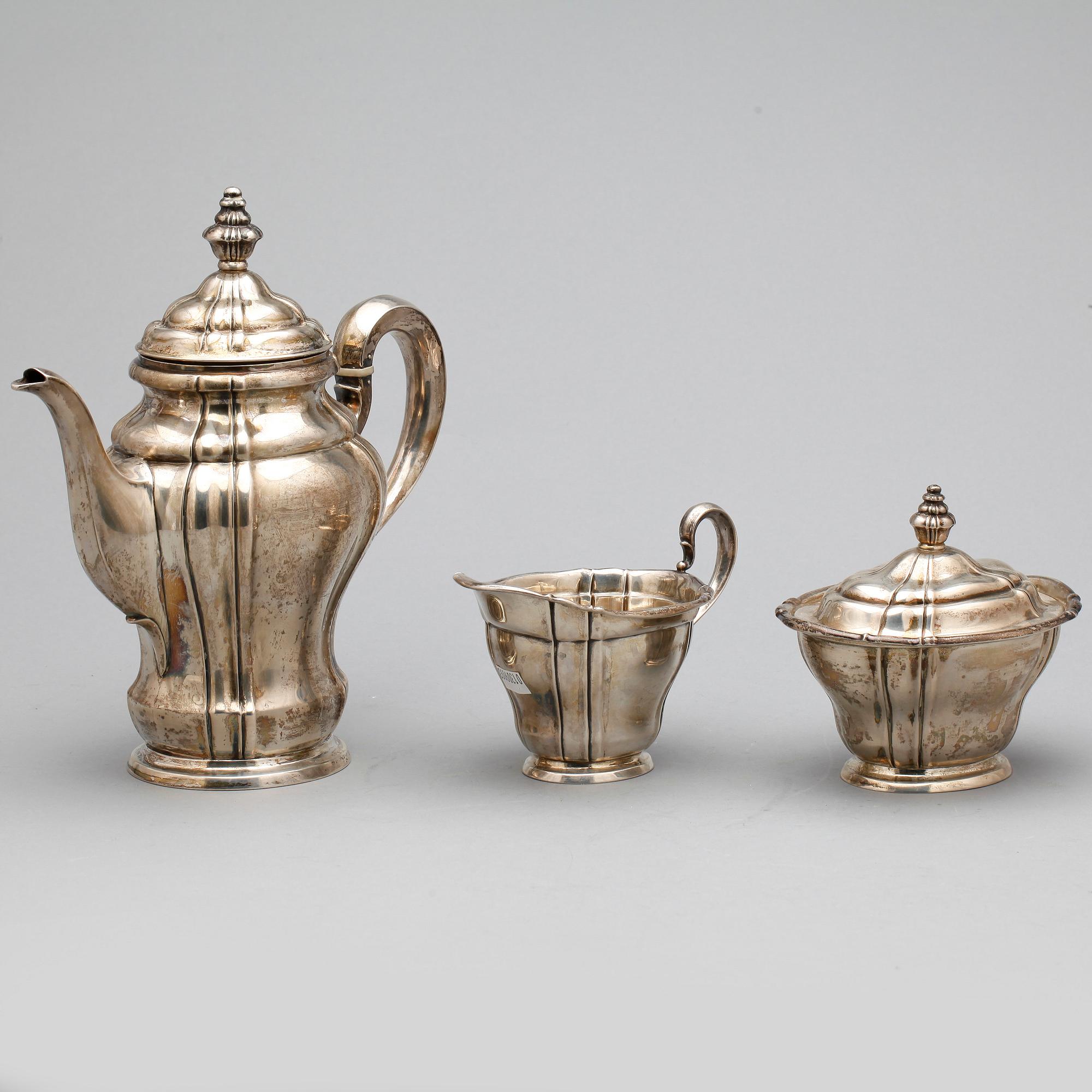 KAFFESERVIS, 3 delar, silver, rokokostil, svenska importstämplar, 1900-tal. Vikt ca 900g.
