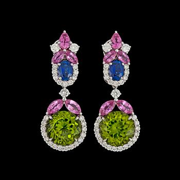 704. A pair of peridote, tot. 14.48 cts, blue sapphire, tot. 6.80 cts and brilliant cut diamond earrings, tot. 1.95 cts.