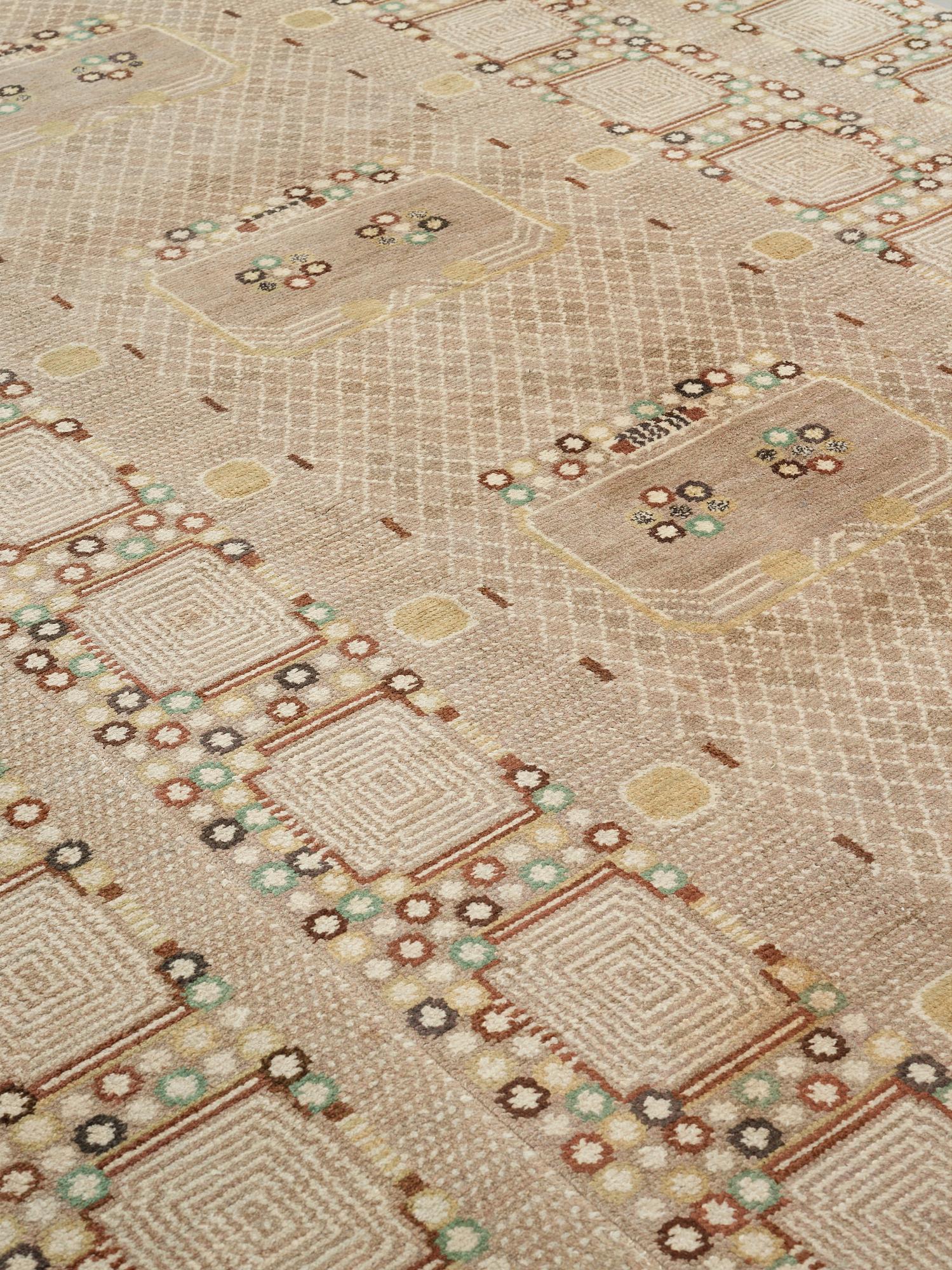 Barbro Nilsson, MATTO, "Krabban, grå", knotted pile, ca 496 x 277,5 cm (of which 45 cm are added on each side), signed AB MMF BN.