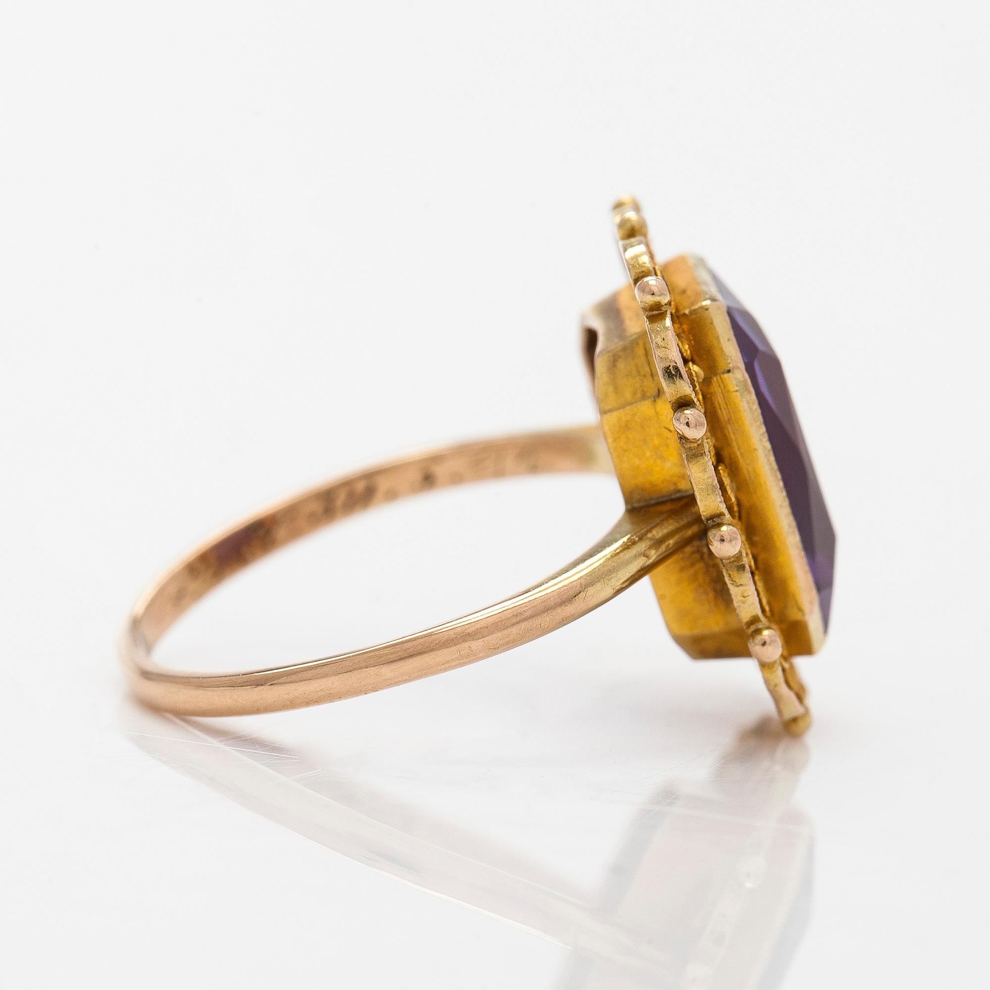 Ring, fasettslipad syntetisk safir, 14K guld.