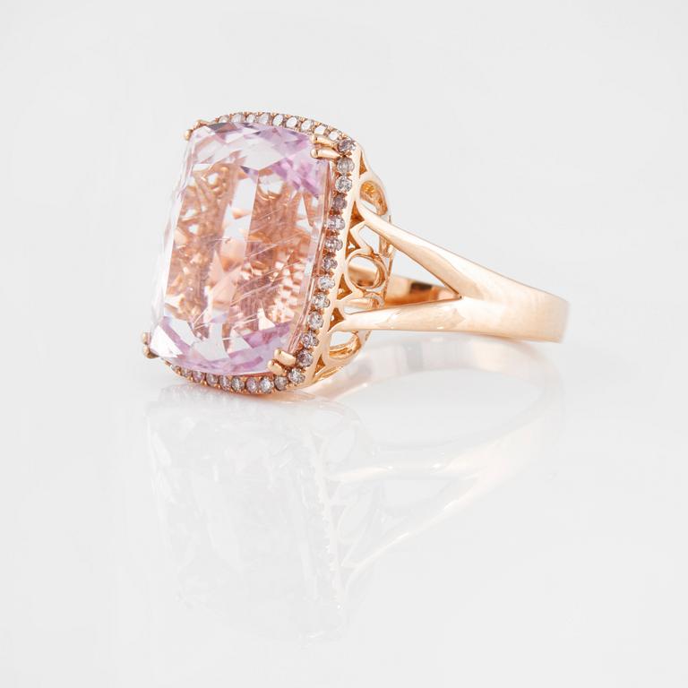 RING, med fasettslipad kunzit ca 17,4 ct samt briljantslipade diamanter ca 0.30 ct.