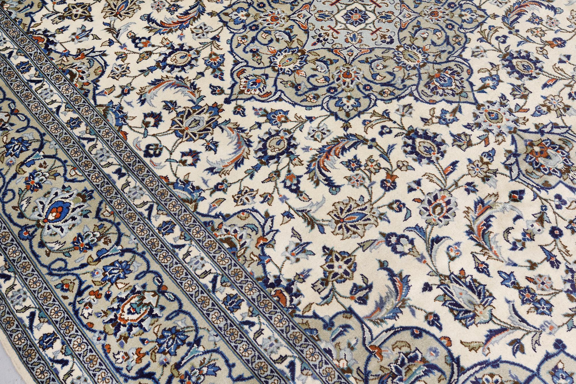 Matta, Keshan, ca 360 x 250 cm.