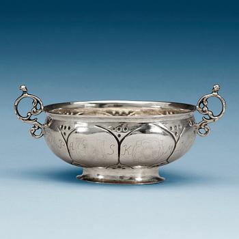 827. A Swidish 18th century silver bowl, marks of Niclas Wiggman, Kalmar 1761.