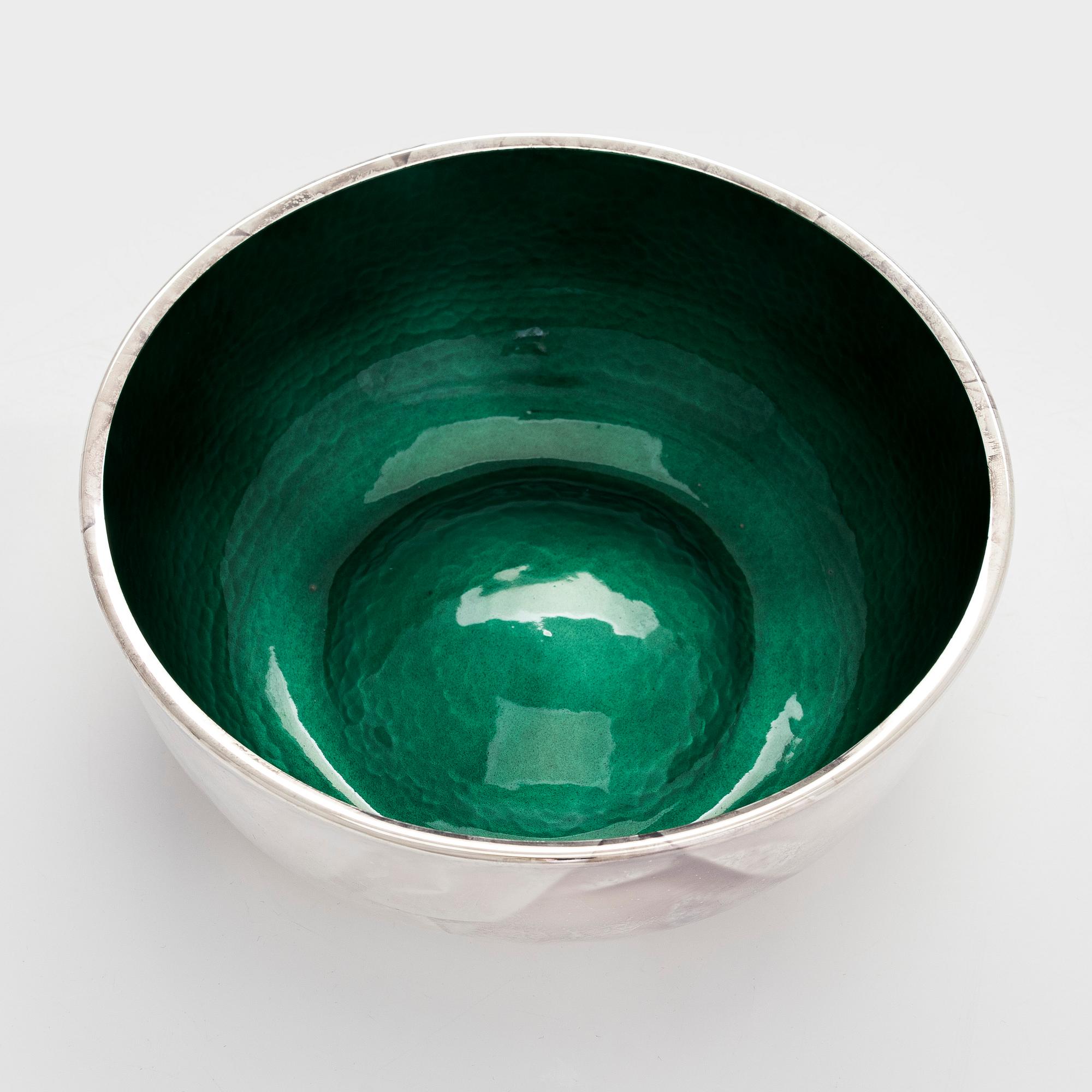 A. Tillander, skål, sterlingsilver och emalj, Åbo 2005.