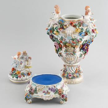 Grandeur vase on socket in porcelain, Dresden, 20th century.