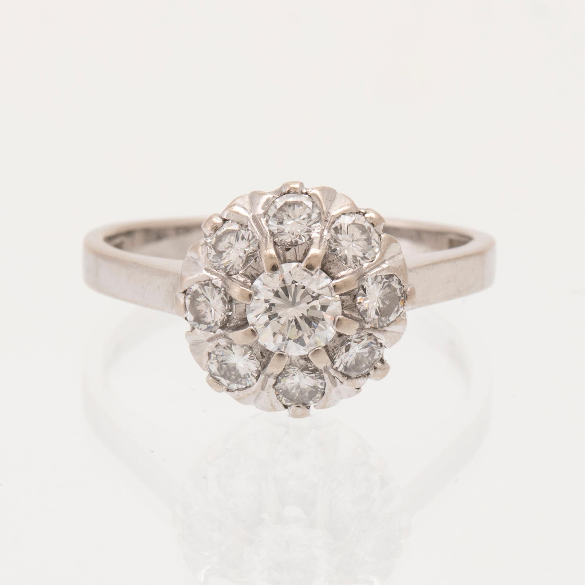 Ring 18K vitguld med runda briljantslipade diamanter.