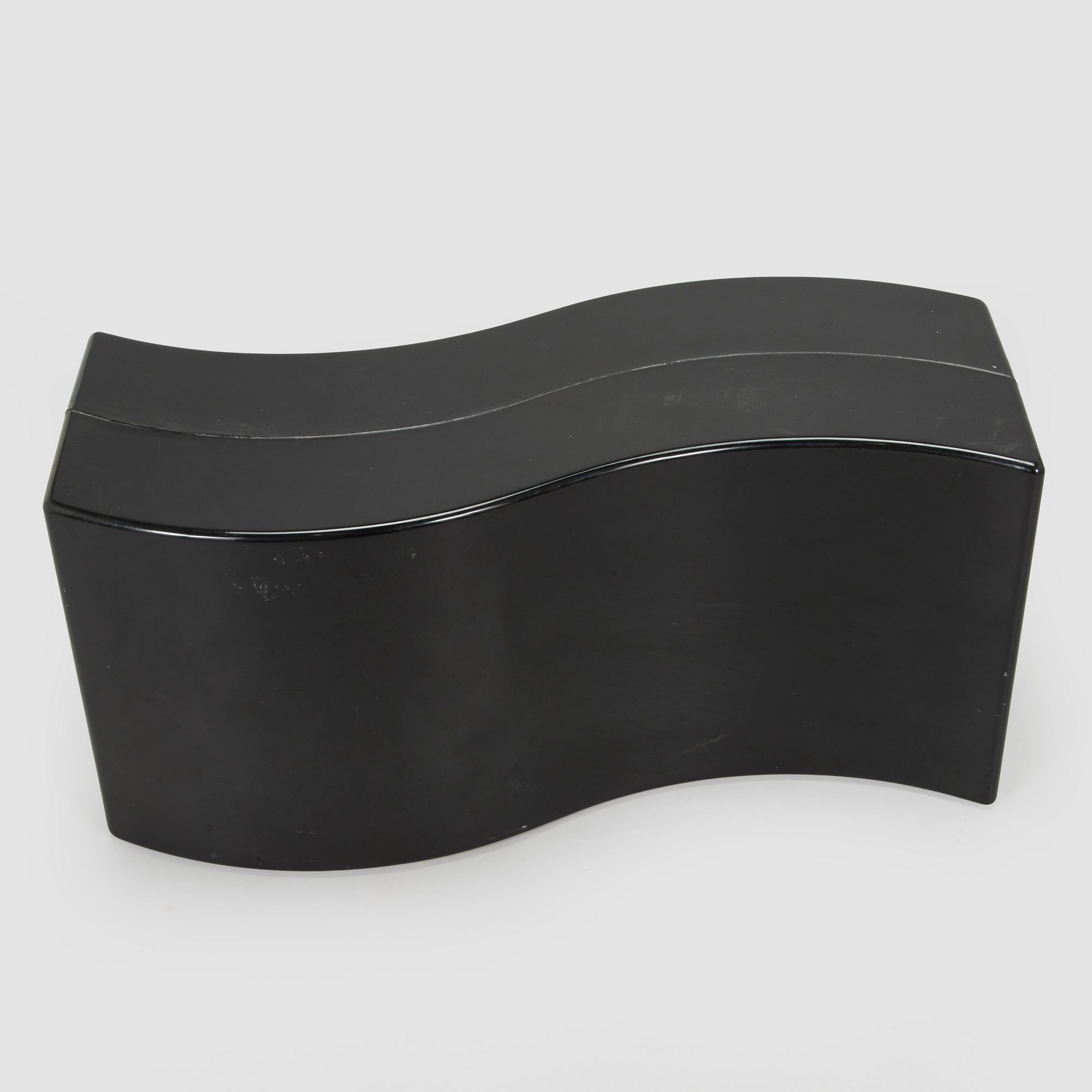 Eero Aarnio, Bord "Copacabana" för Adelta. Formgiven 1991.