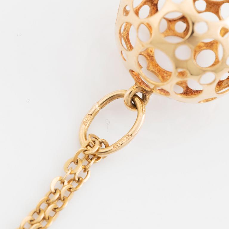 Liisa Vitali, 18K gold earrings and pendant with chain.