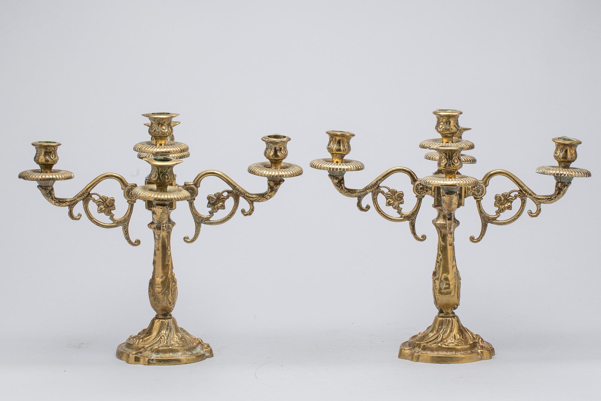 KANDELABRAR, ett par, rokokostil. 1900-talets andras hälft.