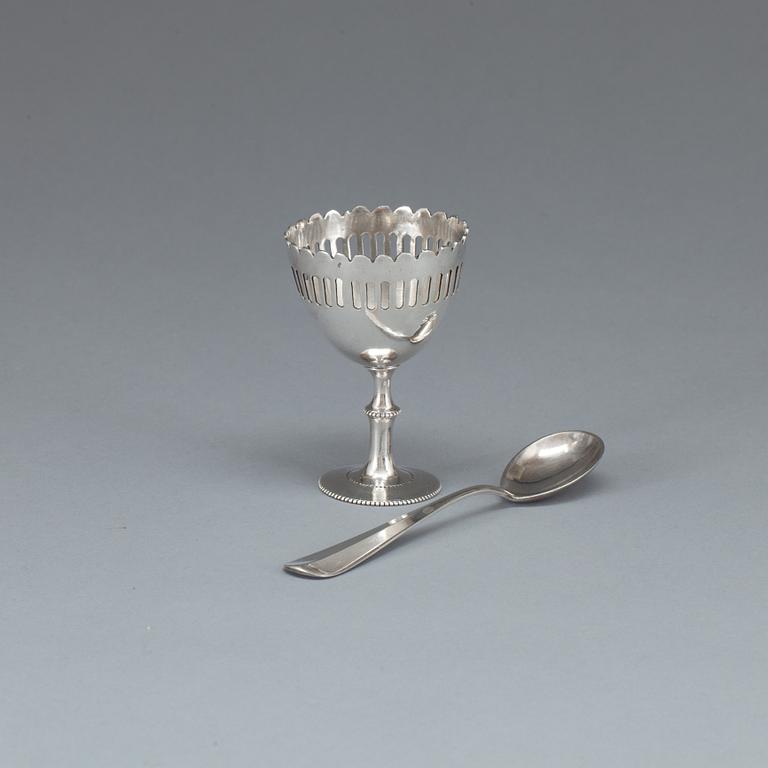 ÄGGKOPPSTÄLL med SKEDAR, vitmetall, Ryssland, omkring 1900.