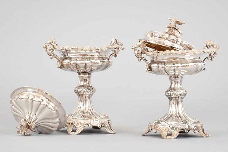 SOCKERSKÅLAR PÅ FOT, ett par. Silver, nyrokoko. Gustaf Möllenborg. Stockholm 1851. Vikt tot ca 1400 g.