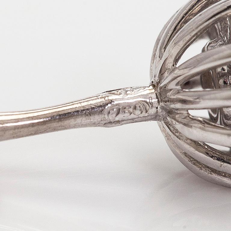 Örhängen, briljant- och åttkantslipade diamanter, 18K vitguld.