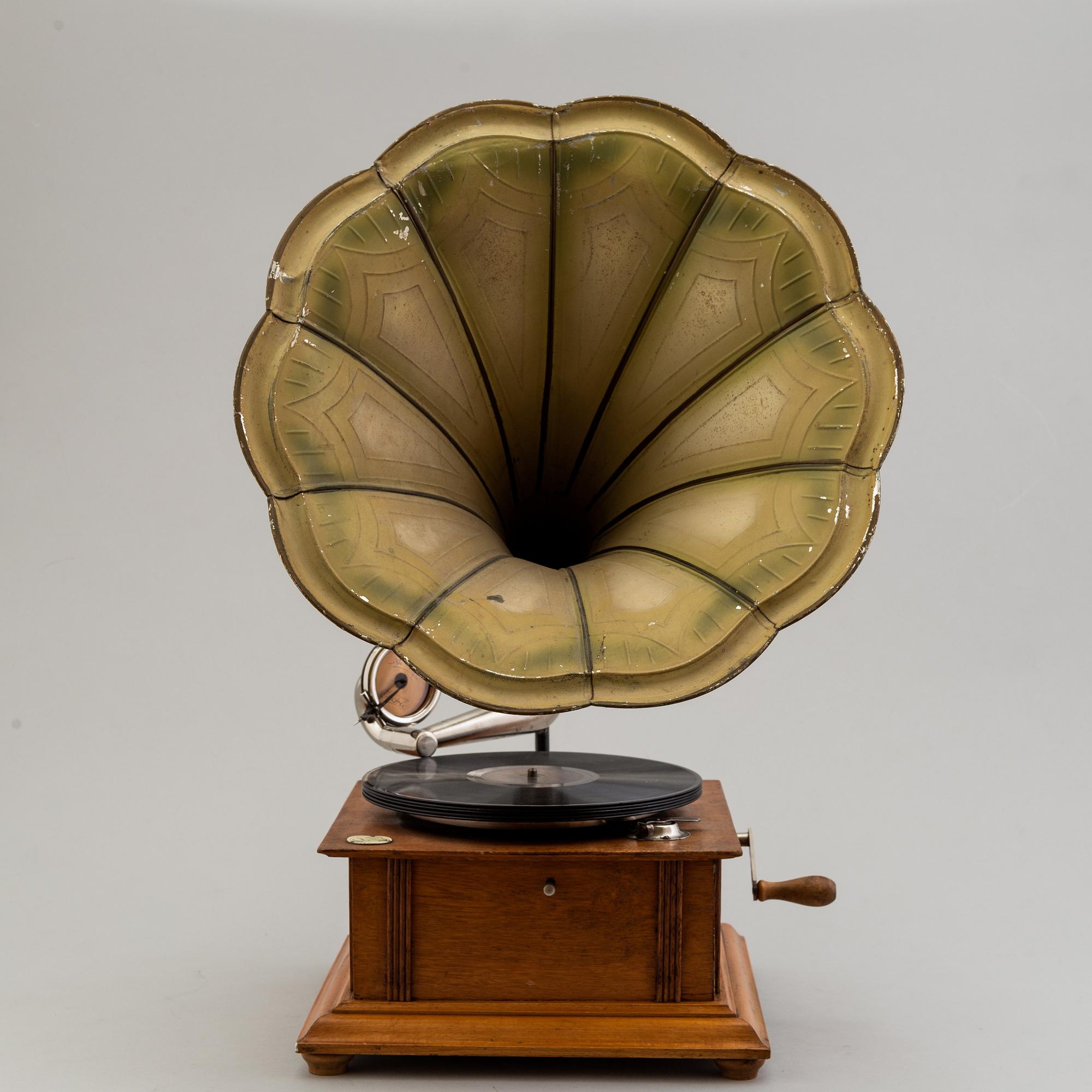 A circa 1900 grammophone.
