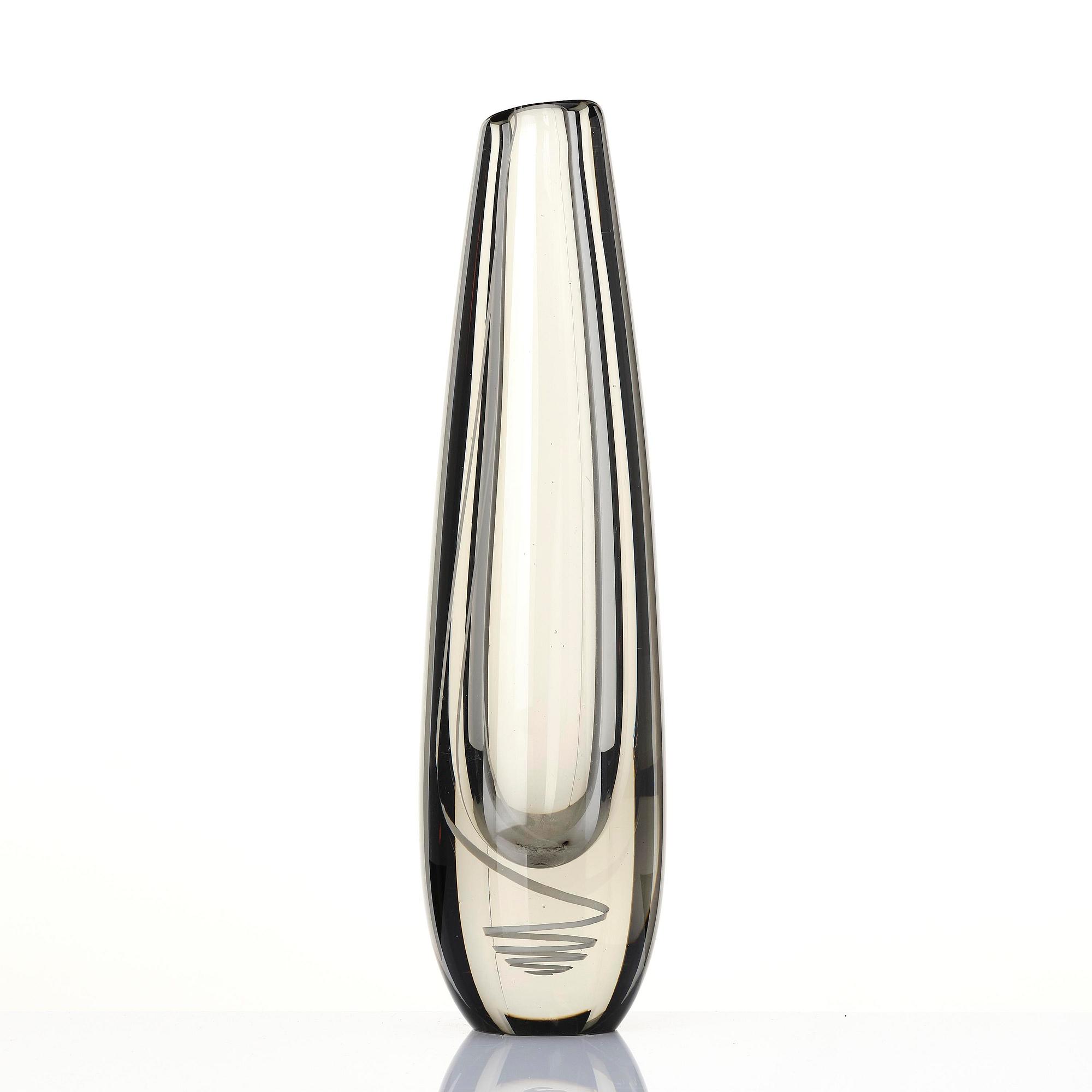 Gunnel Nyman, a "Serpentine" glass vase, Nuutajärvi, Notsjö, Finland 1960.