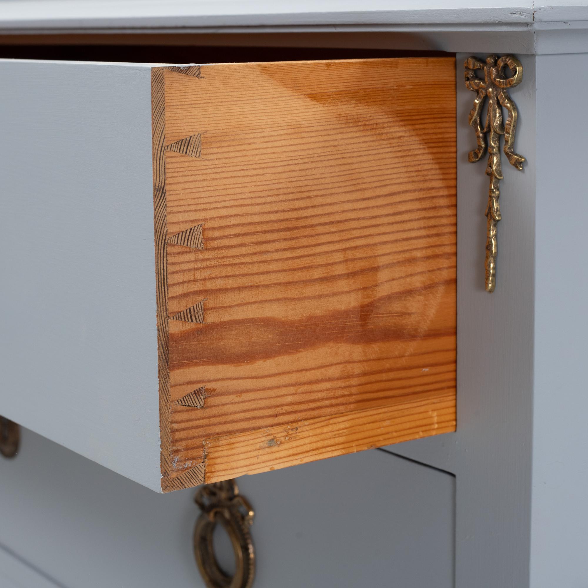 Byrå, gustaviansk stil, 1900-talets första hälft.