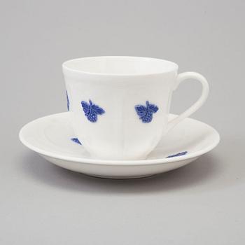 KAFFEKOPPAR MED FAT, 49 st, benporslin, "Blå blom", Old Gustavsberg, 1900-talets andra hälft.