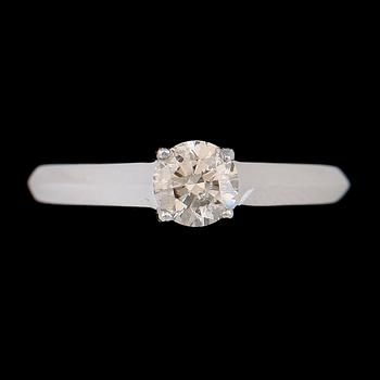 RING, 18K vitguld, solitär briljantslipad diamant ca 0.63 ct.