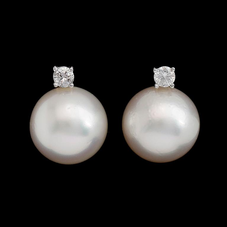 ÖRHÄNGEN, 1 par, 18 k vitguld, odlade pärlor, briljantslipade diamanter tot ca 0.42 ct. Vikt ca 10,3 g.