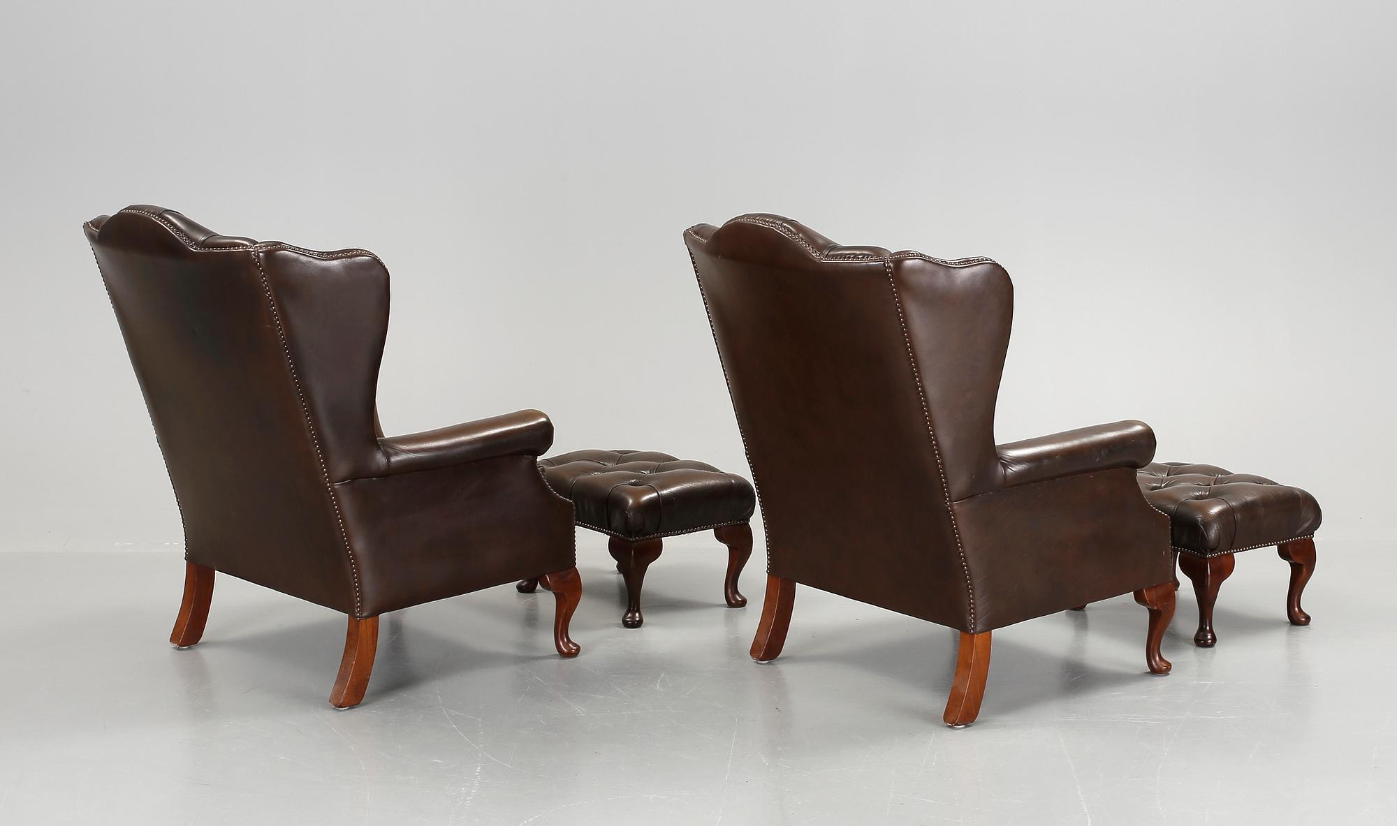 FÅTÖLJER med FOTPALLAR, ett par, Chesterfield-typ, 1900-talets fjärde kvartal.