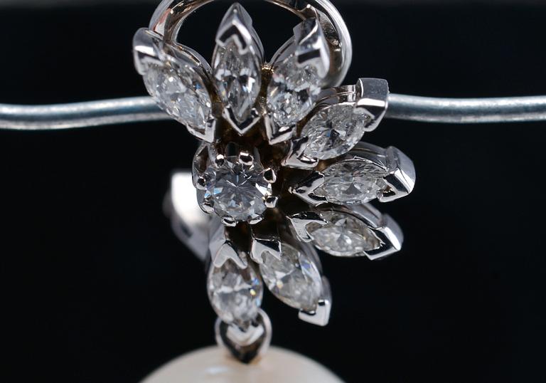 KORVAKORUT, etelänmerenhelmet 13,7 mm, navette-ja briljanttihiottuja timantteja n. 1.74 ct. 18K valkokulta. Paino15,5 g.