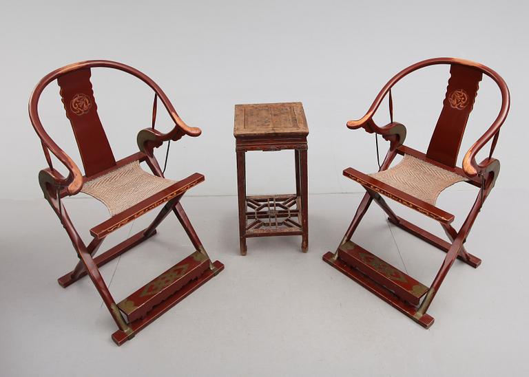 KARMSTOLAR, 1 par samt BORD, orientaliska, samtida.