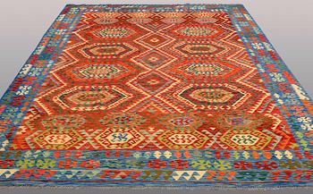 A CARPET, Kilim, ca 344 x 257 cm.