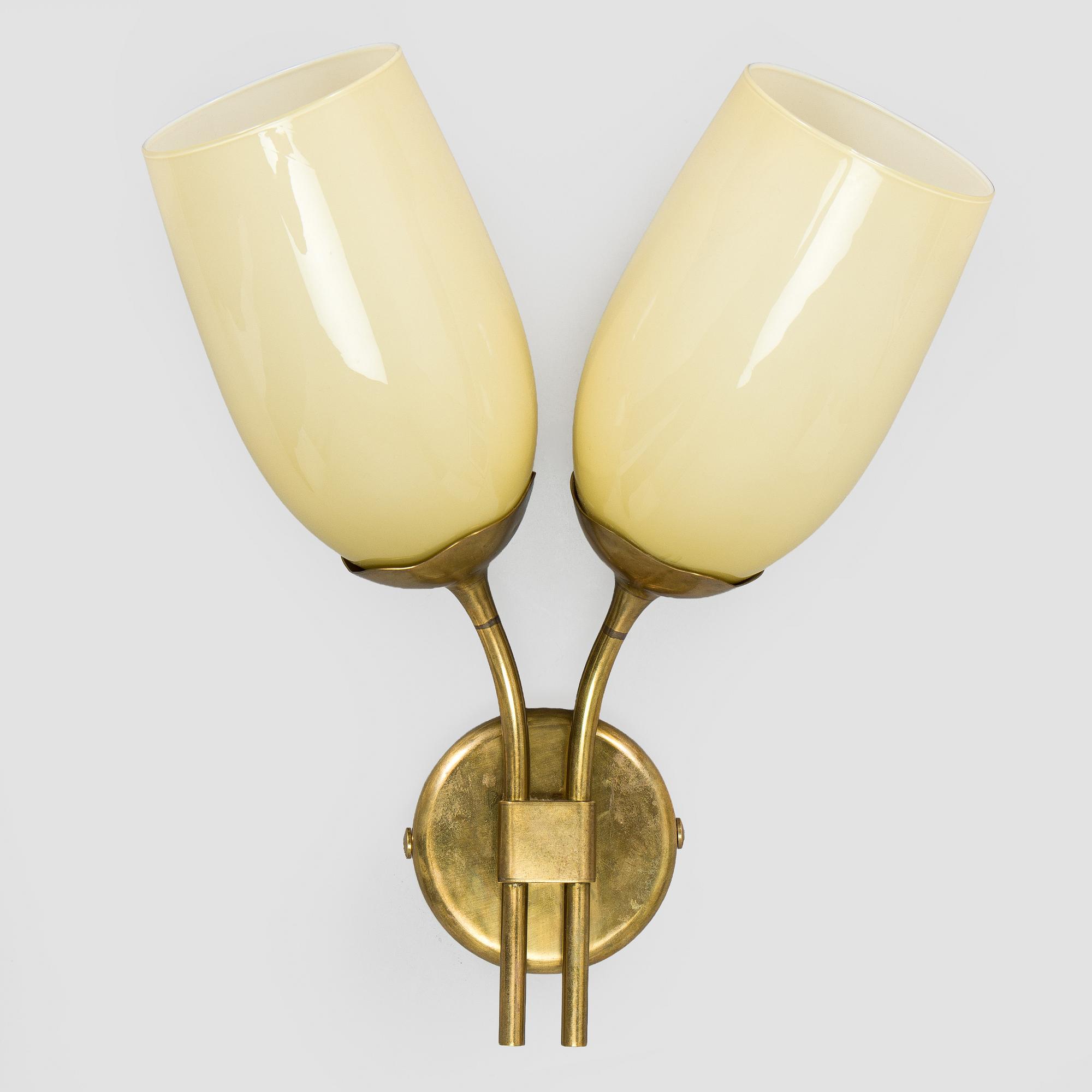 Paavo Tynell, a mid-20th century '9452' wall light for Idman.