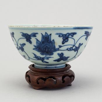 A Chinese porcelain blue and white bowl, Ming dynasty (1368-1644).