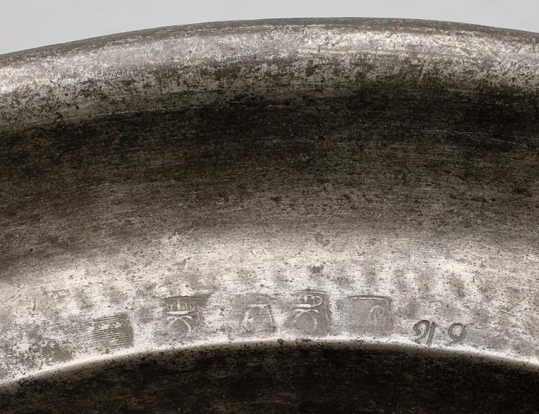 SKÅLFAT, 2 st, tenn, otydliga svenska stämplar, 1800-tal.