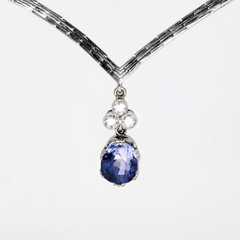 Necklace 18K whitegold with 1 purple-blue sapphire approx 6 ct  and 3 brilliant-cut diamonds approx 0,40 ct in total.