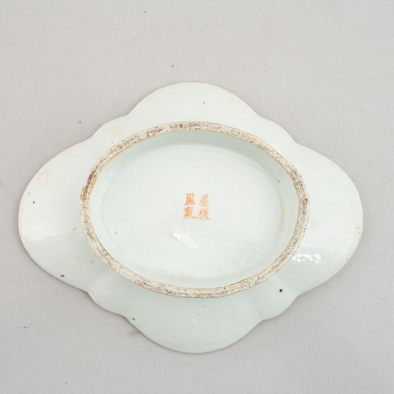 A Chinese enamelled dish, early 20th centruy.
