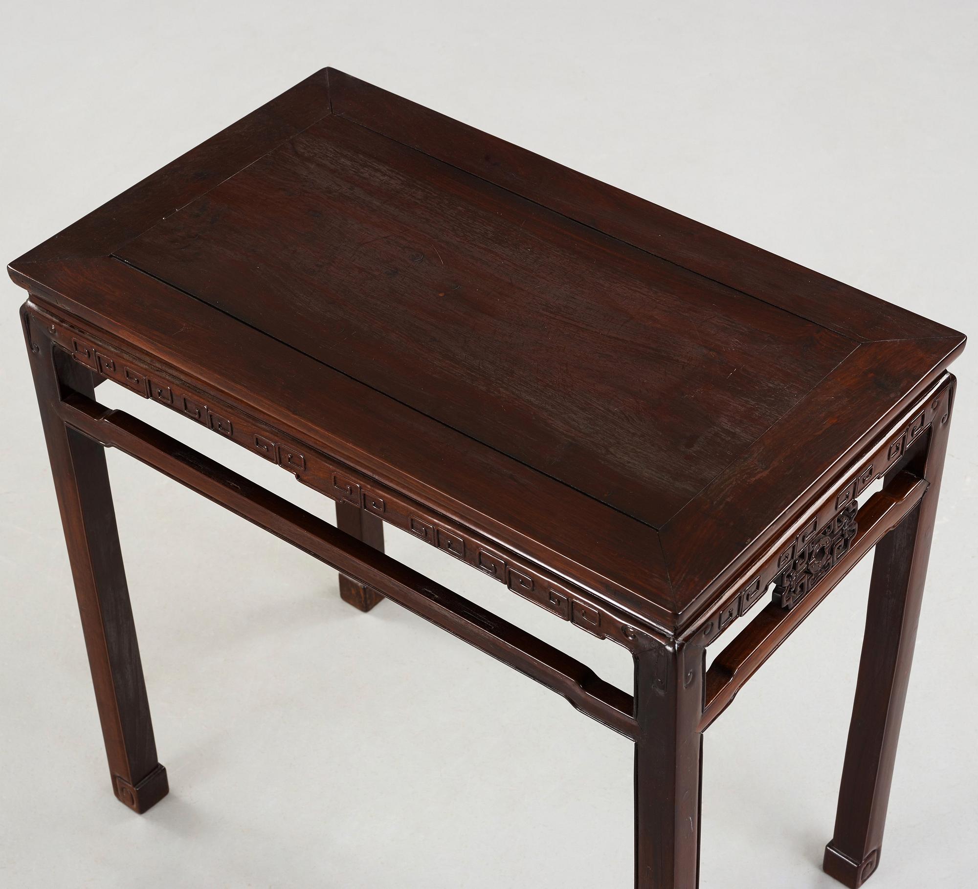 ALTARBORD, hardwood. Troligen sen Qingdynasti.