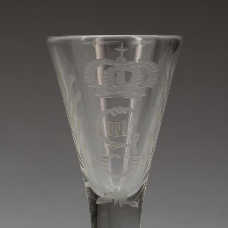 SNAPSGLAS, 5 st och KARAFFER, 2 st, glas. Omkring 1800 samt omkring 1900.
