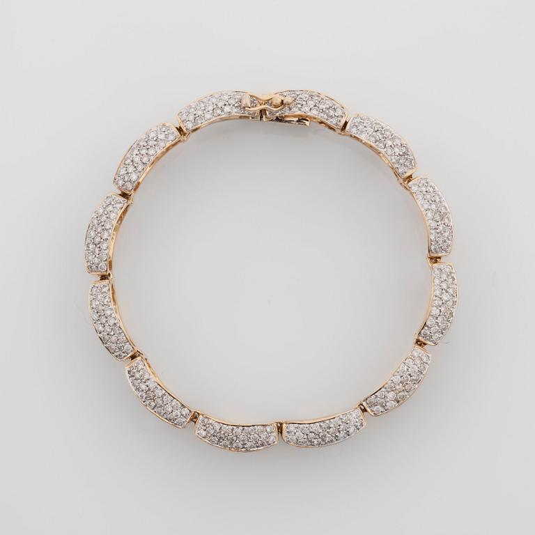 ARMBAND med bruna samt vita briljantslipade diamanter totalt 11.57 ct. Vita diamanter totalt 5.22 ct, bruna 6.35 ct.