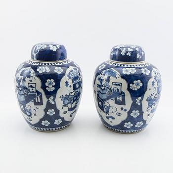 Lock urns, a pair, Kangxi style, 19th century.
