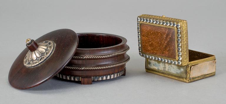 DOSOR, 2 st, mässing och aventuringlas resp trä, sannolikt ostasien och 1800-1900-tal.