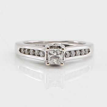 Ring in 14K white gold with a princess cut and round brilliant cut diamonds.