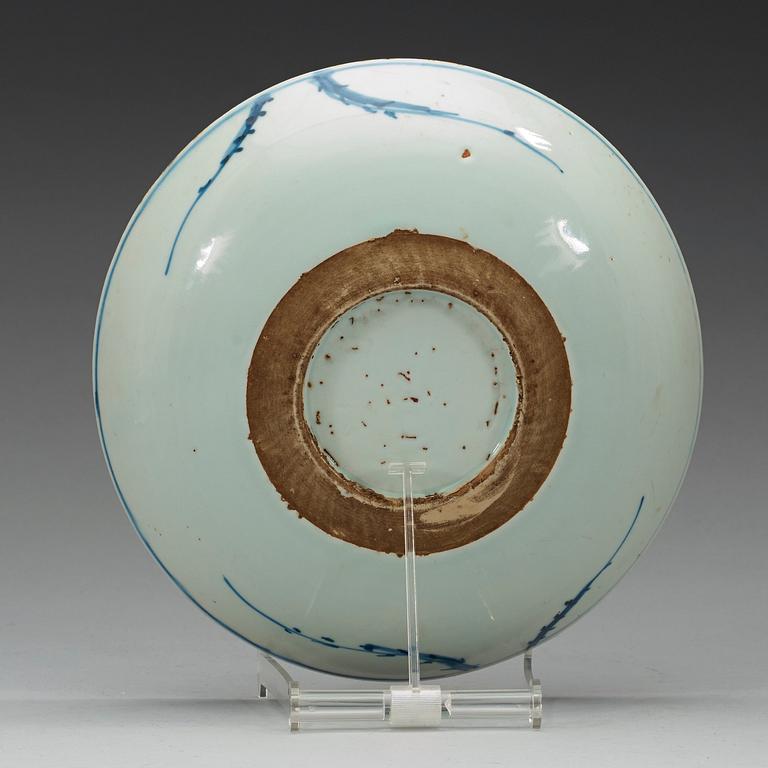 A blue and white horse dish, Tianqi/Chongzhen, 17th Century.