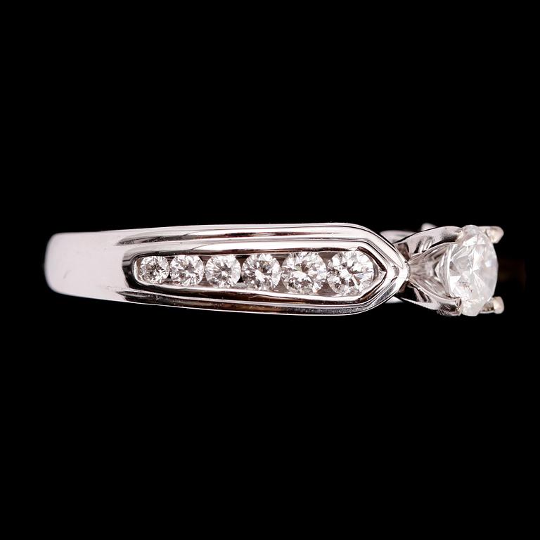 RING, 14 k vitguld, med briljantslipade diamanter tot ca 1.17 ct. Total vikt ca 5,63 gram.
