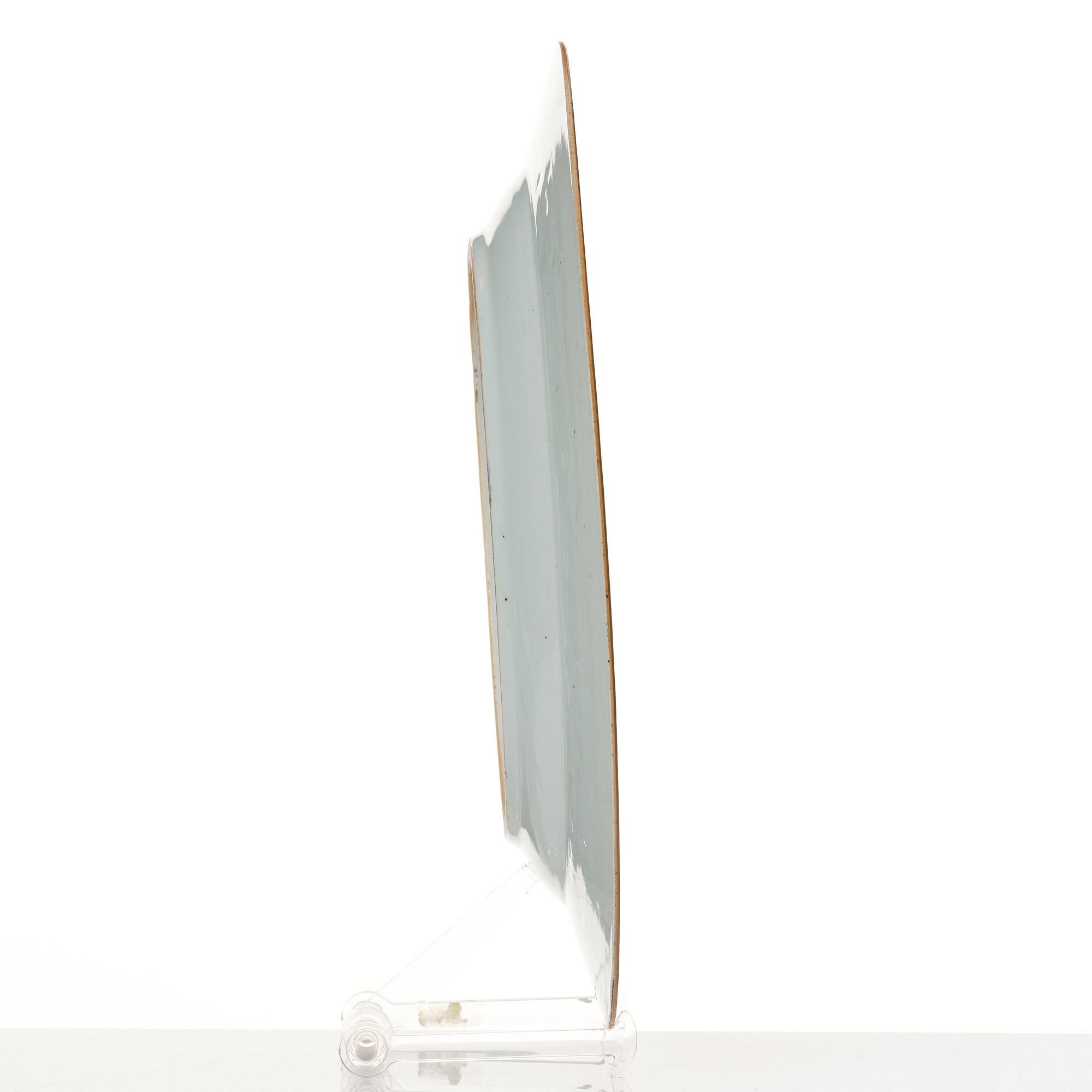 A blue and white serving dish, Qing dynasty, Qianlong (1736-95).