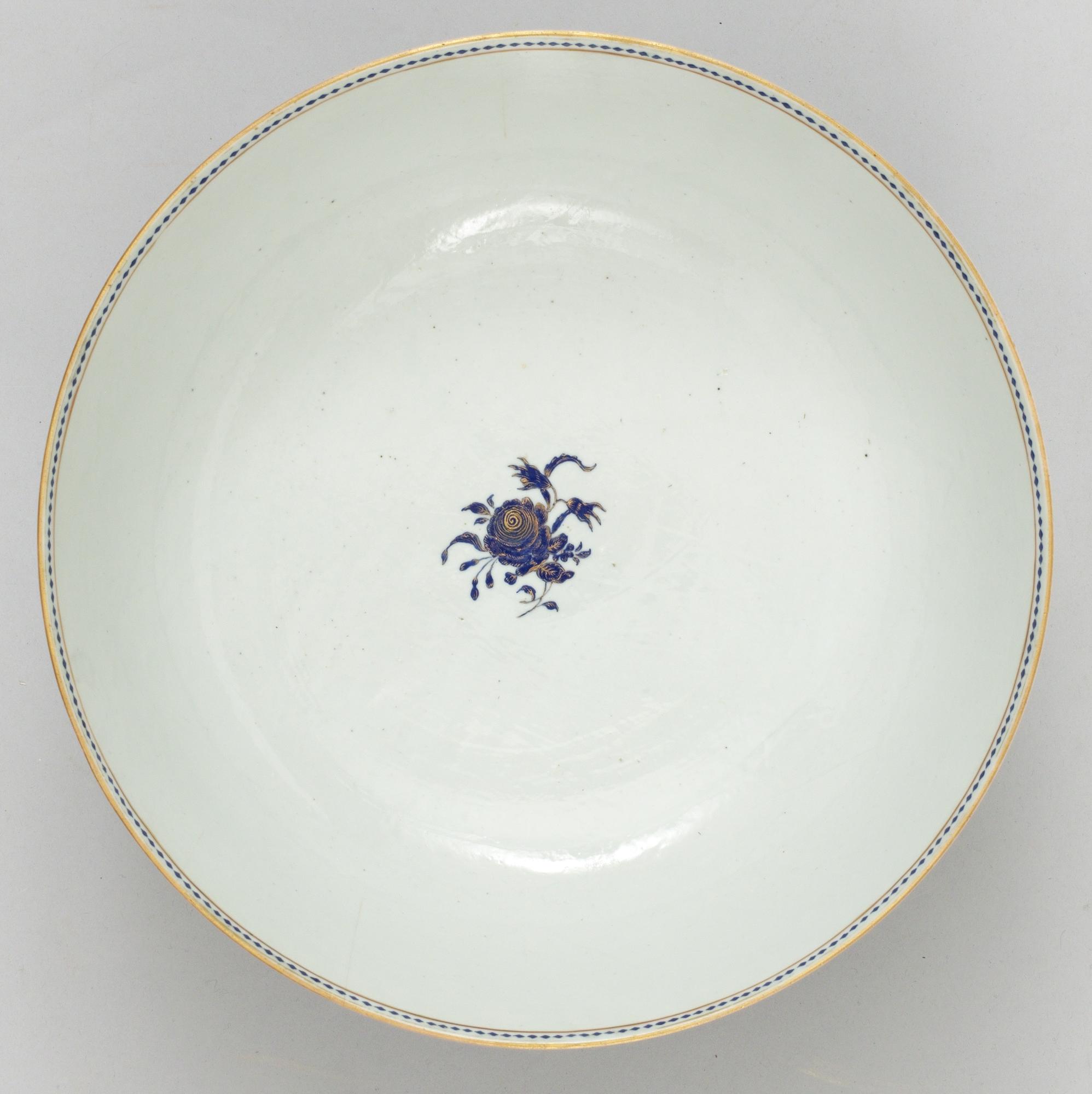 An enamelled punch bowl, Qing dynasty, Jiaqing (1796-1820).