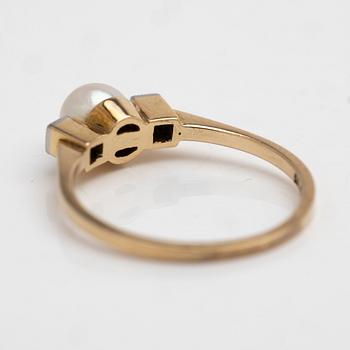 18K gold ring with a cultured pearl and diamonds, Axel Bergman Stockholm 1958.